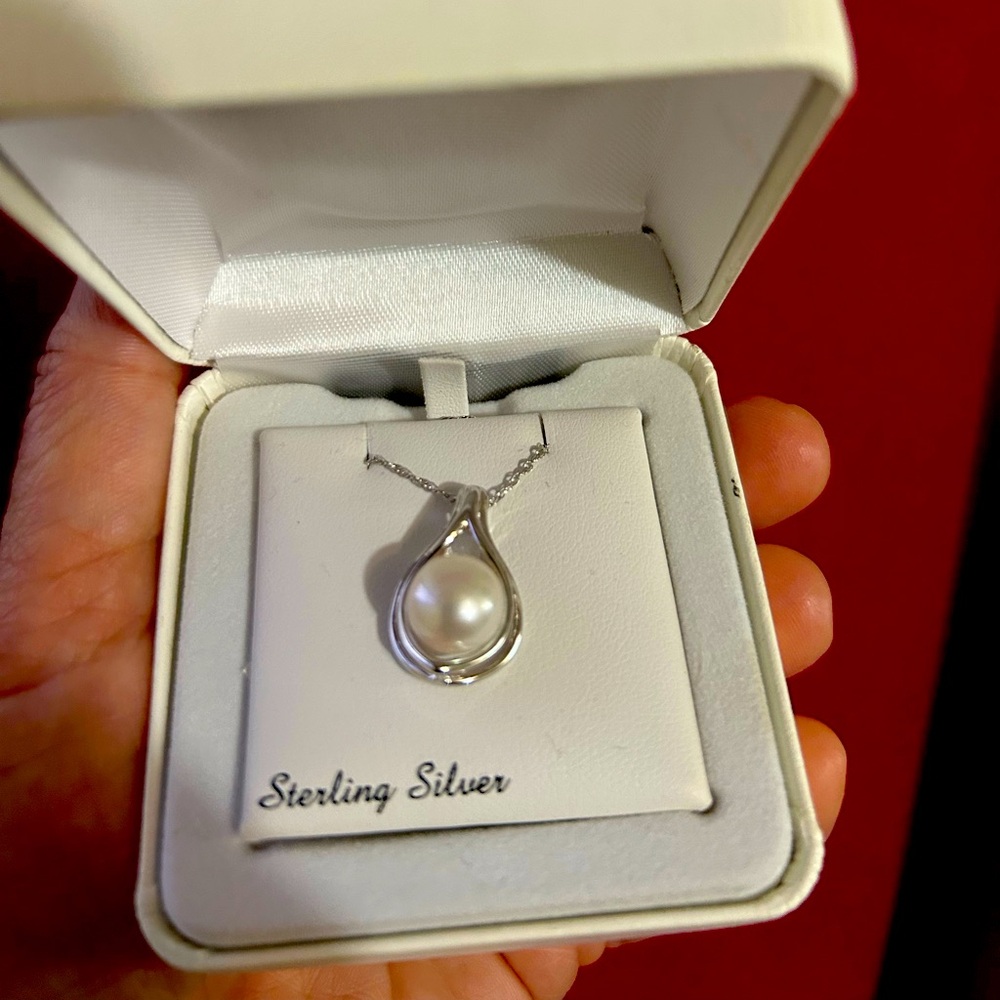 Elegant Silver Pearl Pendant Necklace